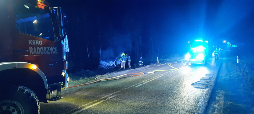 Pijany doprowadził do wypadku. Auto stanęło w płomieniach [zdjęcia]