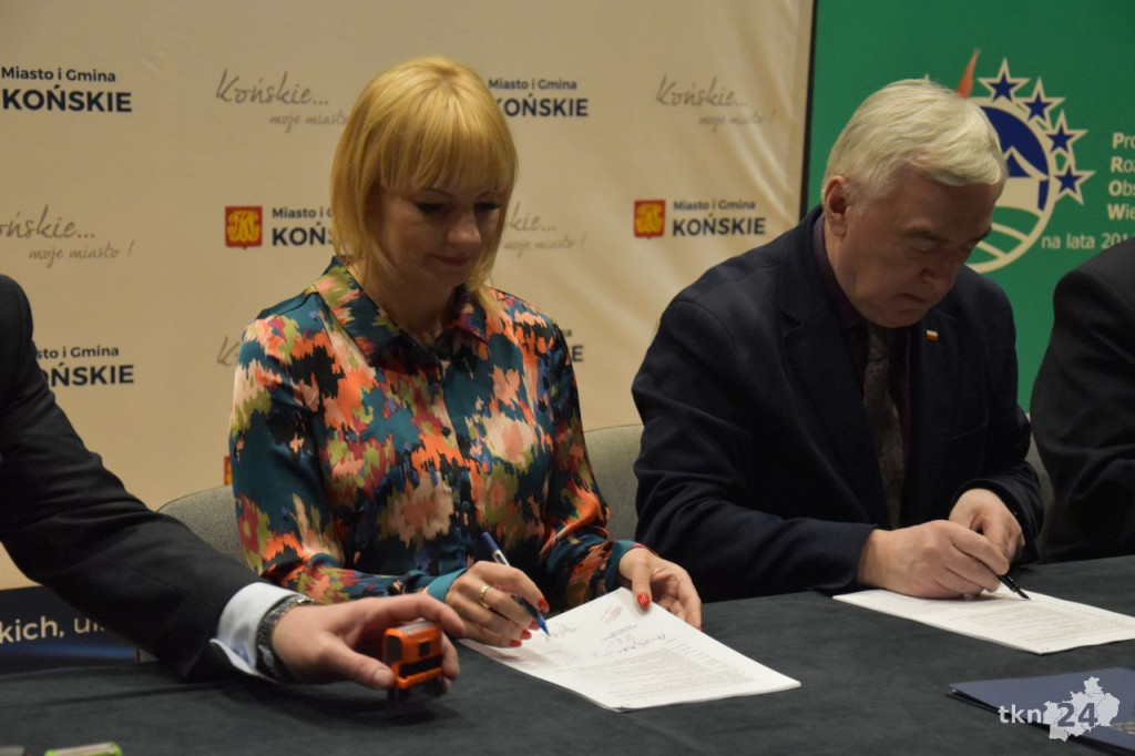 Pieniądze na gospodarkę wodną. W Końskich podpisano umowy [wideo, zdjęcia]