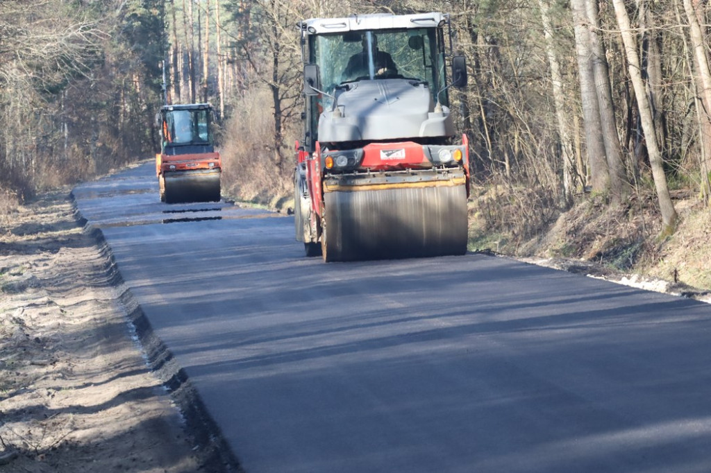 Powiat konecki wyremontuje drogi w czterech gminach [zdjęcia]