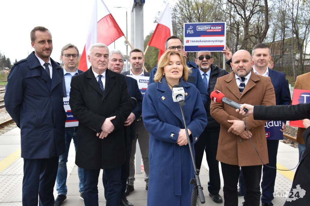 Konferencja Prawa i Sprawiedliwości na koneckim peronie [wideo, zdjęcia]