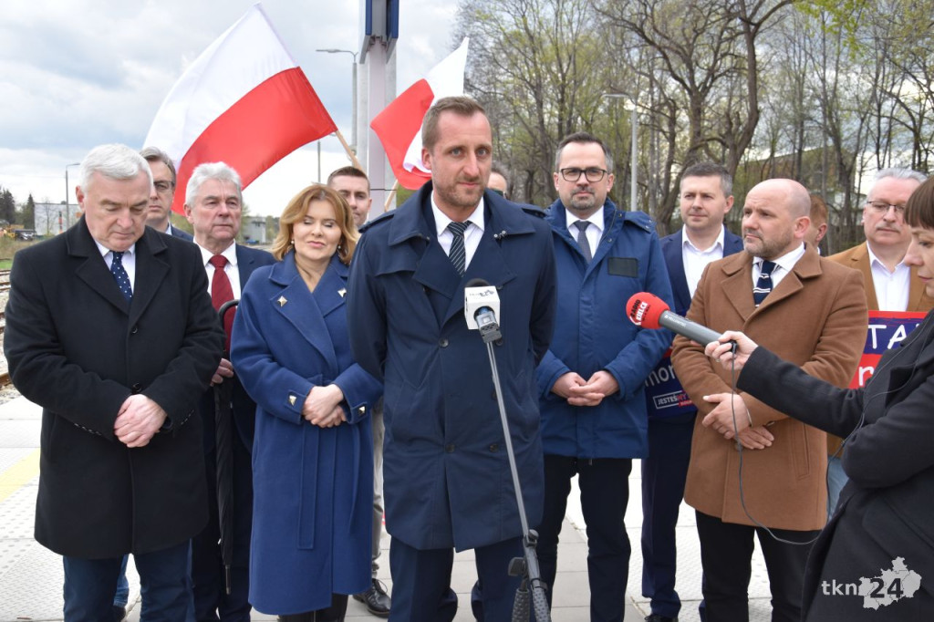 Konferencja Prawa i Sprawiedliwości na koneckim peronie [wideo, zdjęcia]