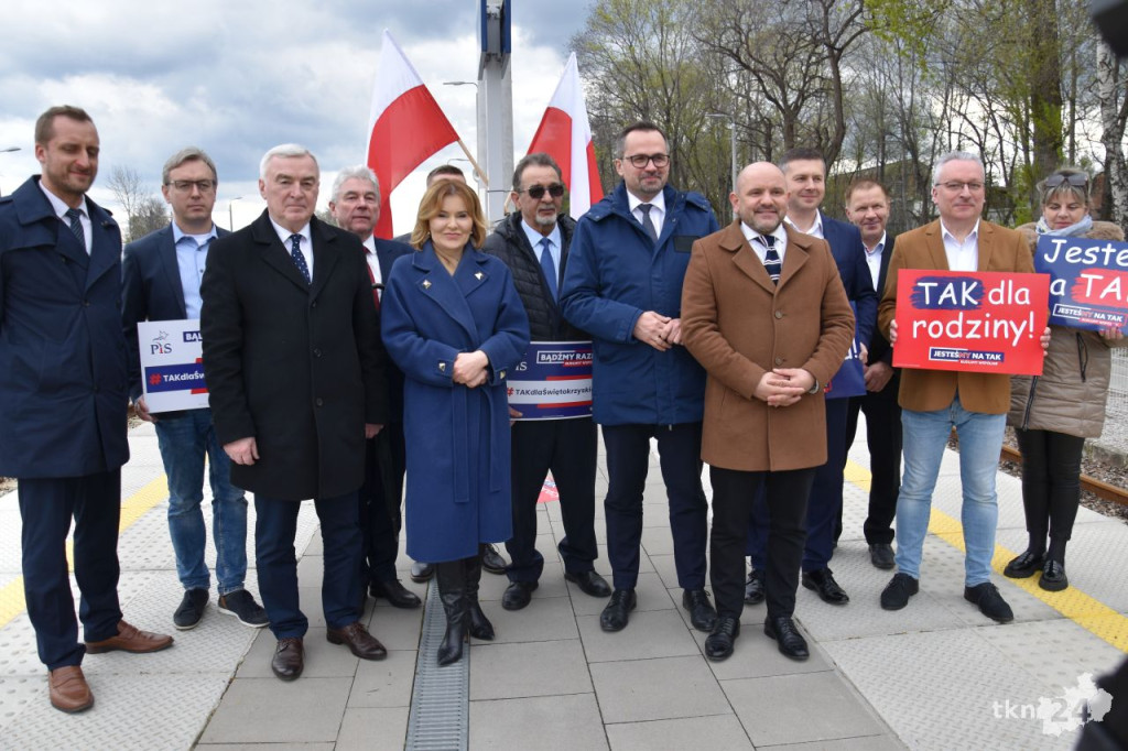 Konferencja Prawa i Sprawiedliwości na koneckim peronie [wideo, zdjęcia]