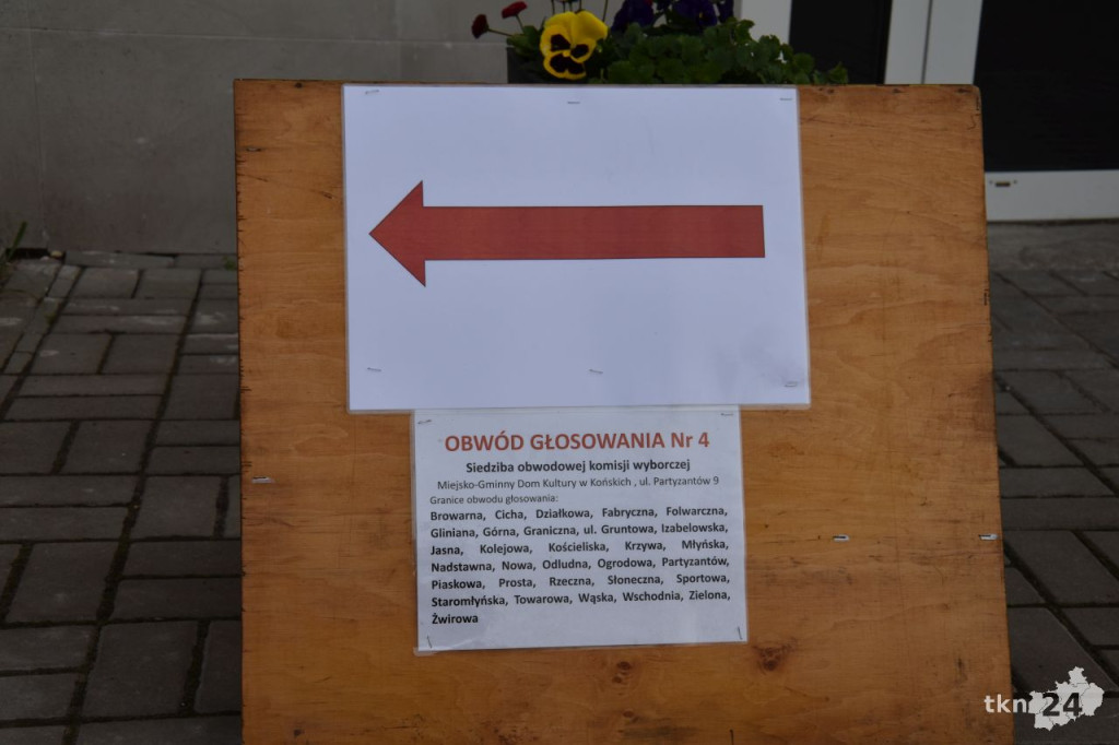 Otwarto lokale wyborcze. Do 21 trwają wybory samorządowe [wideo, zdjęcia]