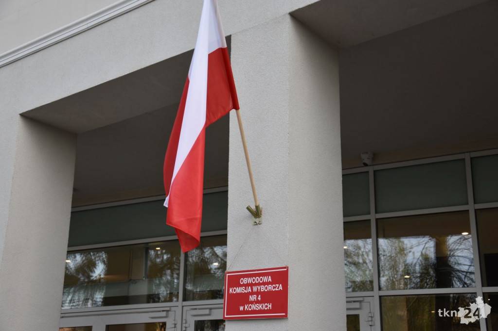 Otwarto lokale wyborcze. Do 21 trwają wybory samorządowe [wideo, zdjęcia]