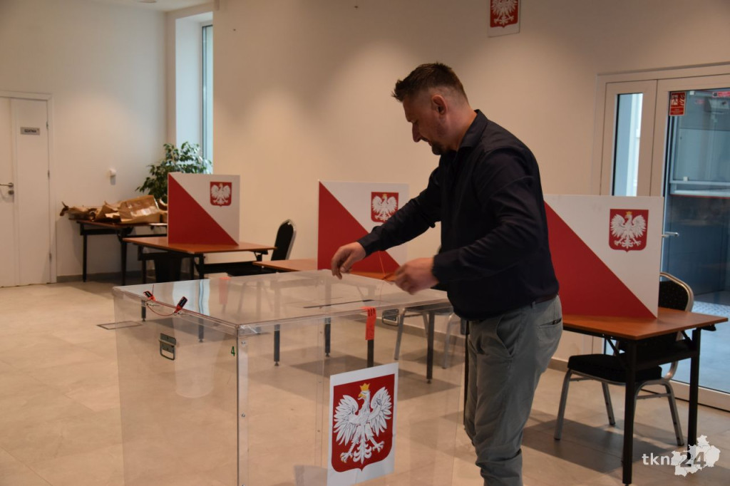 Otwarto lokale wyborcze. Do 21 trwają wybory samorządowe [wideo, zdjęcia]