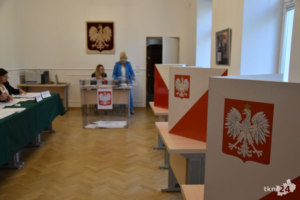 Otwarto lokale wyborcze. Do 21 trwają wybory samorządowe [wideo, zdjęcia]