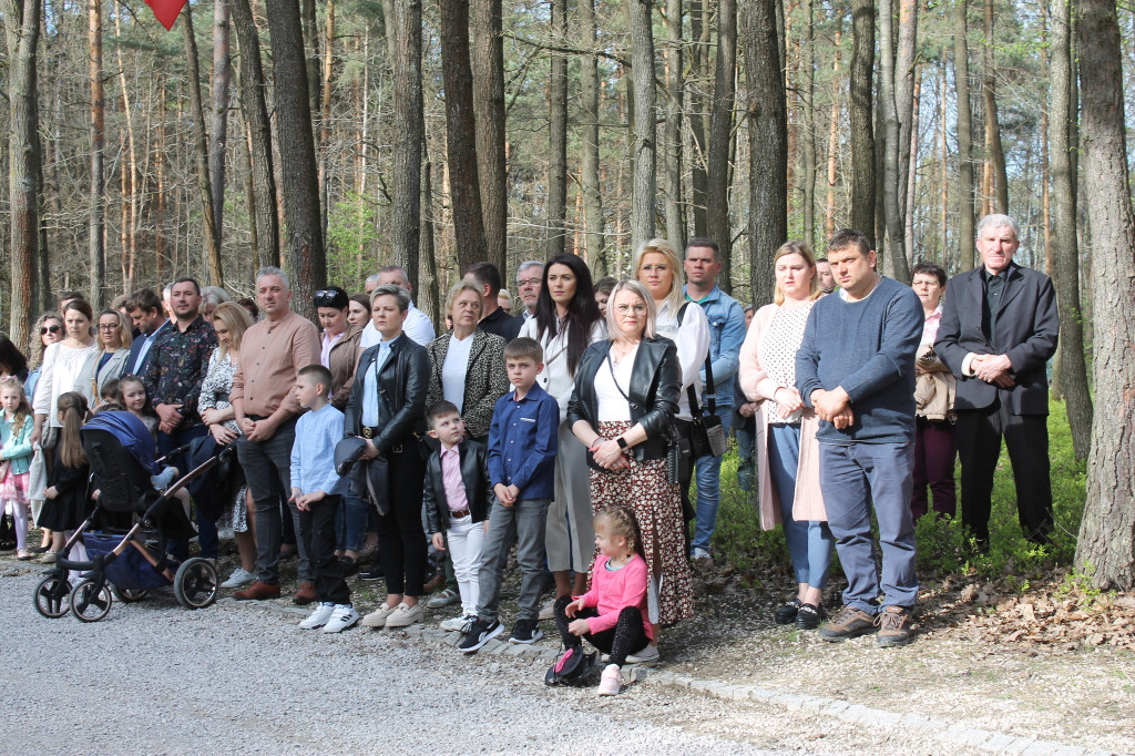 84. rocznica pacyfikacji wsi Królewiec i Adamów. Pomodlono się i złożono wieńce pod pomnikiem ofiar [zdjęcia]