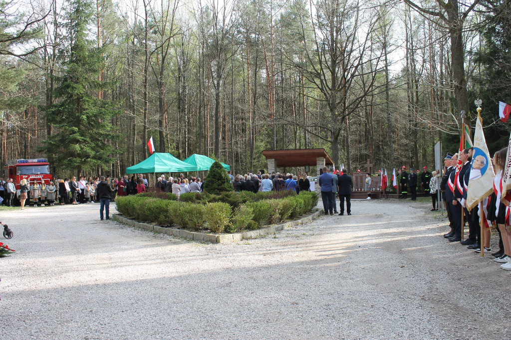 84. rocznica pacyfikacji wsi Królewiec i Adamów. Pomodlono się i złożono wieńce pod pomnikiem ofiar [zdjęcia]