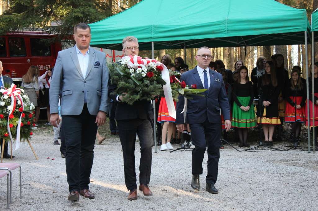84. rocznica pacyfikacji wsi Królewiec i Adamów. Pomodlono się i złożono wieńce pod pomnikiem ofiar [zdjęcia]