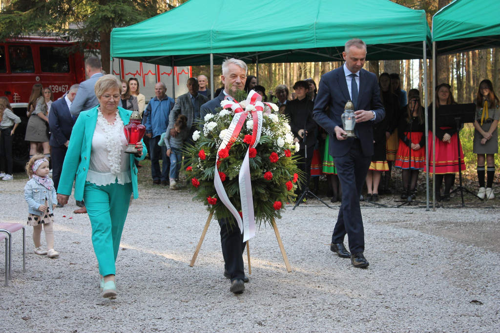 84. rocznica pacyfikacji wsi Królewiec i Adamów. Pomodlono się i złożono wieńce pod pomnikiem ofiar [zdjęcia]