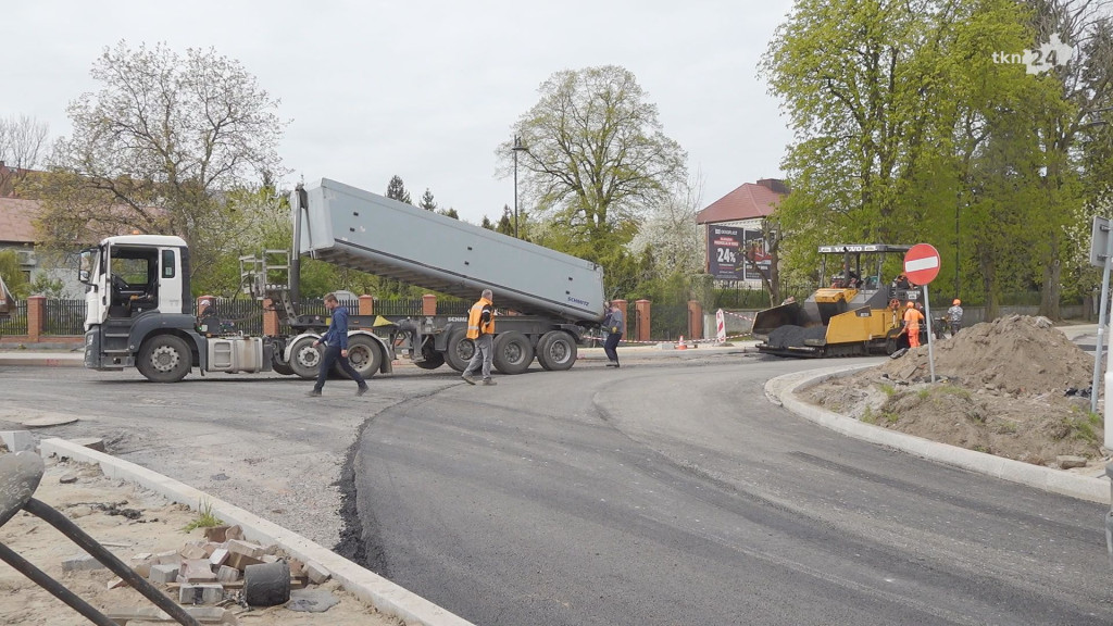 Asfalt pojawił się na remontowanych traktach w centrum Końskich [wideo, zdjęcia]
