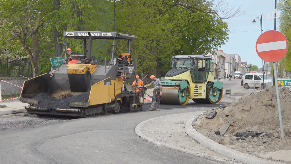 Asfalt pojawił się na remontowanych traktach w centrum Końskich [wideo, zdjęcia]