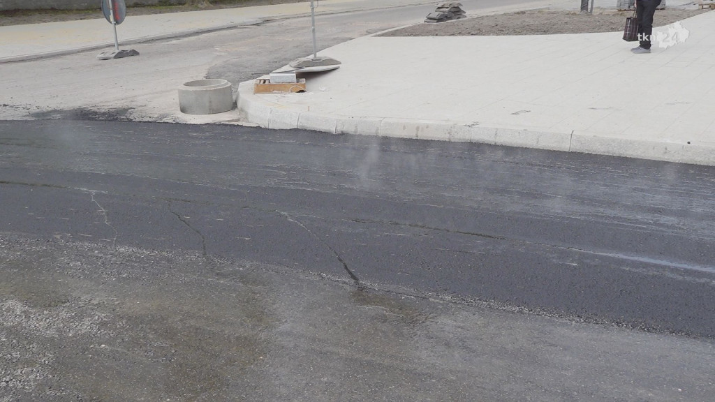 Asfalt pojawił się na remontowanych traktach w centrum Końskich [wideo, zdjęcia]