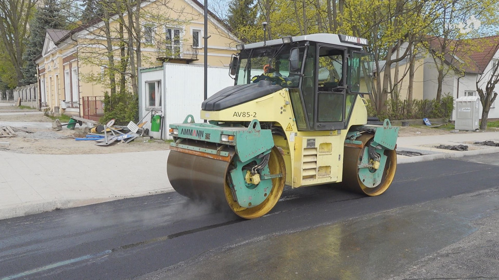 Asfalt pojawił się na remontowanych traktach w centrum Końskich [wideo, zdjęcia]
