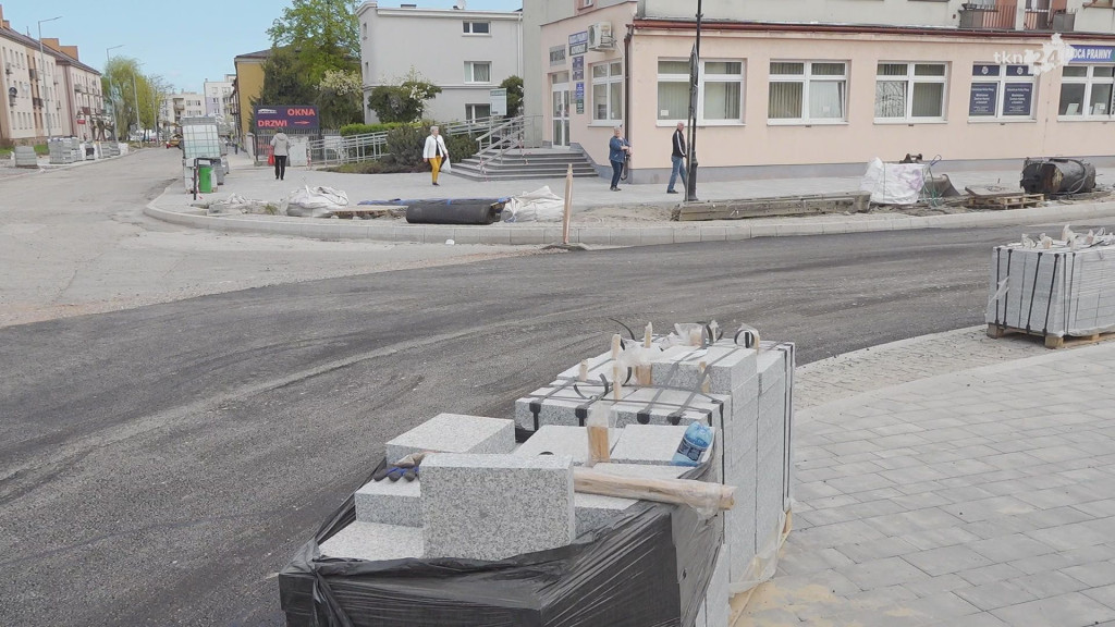 Asfalt pojawił się na remontowanych traktach w centrum Końskich [wideo, zdjęcia]