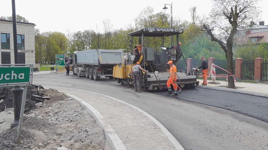 Asfalt pojawił się na remontowanych traktach w centrum Końskich [wideo, zdjęcia]