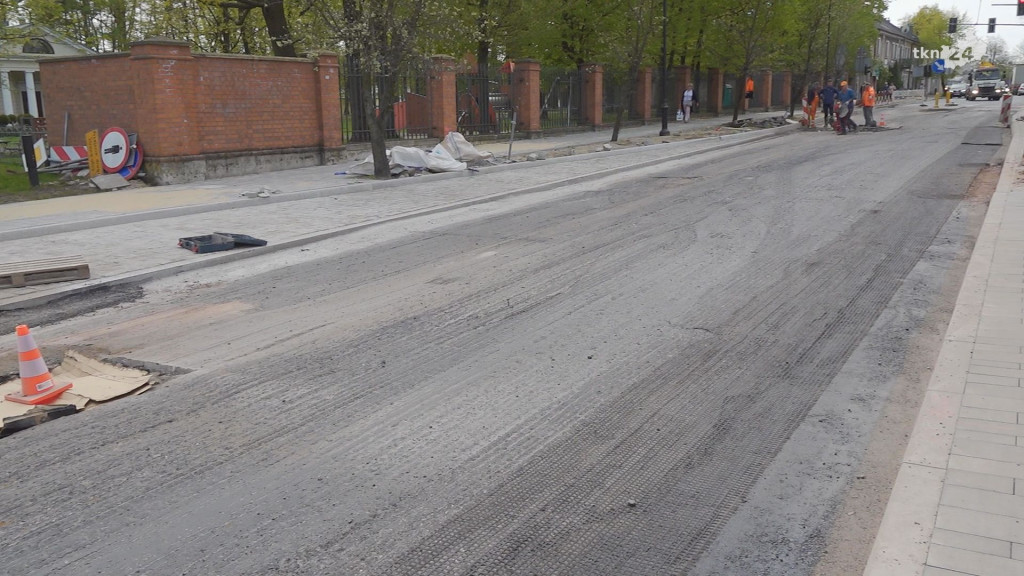 Asfalt pojawił się na remontowanych traktach w centrum Końskich [wideo, zdjęcia]