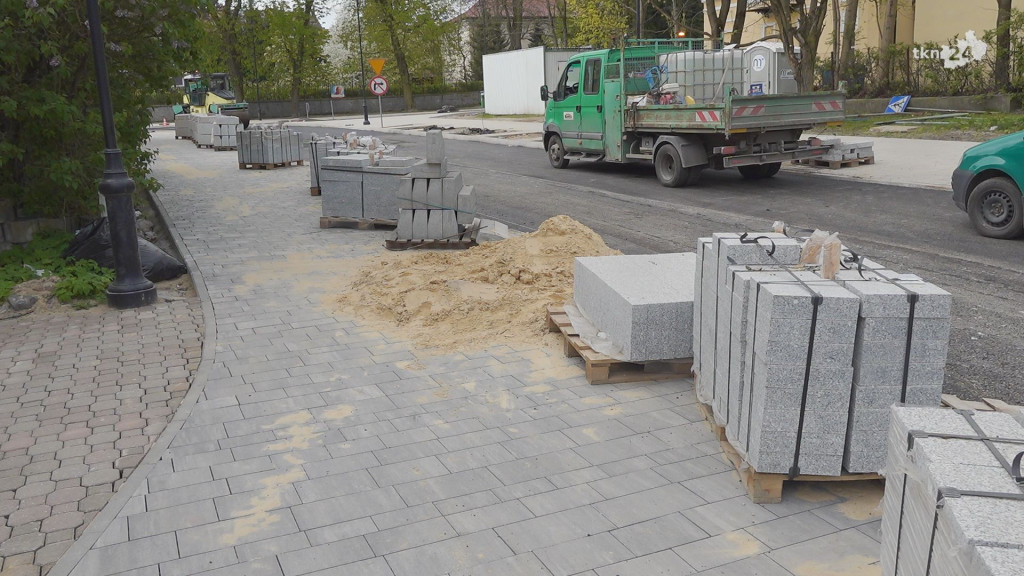 Asfalt pojawił się na remontowanych traktach w centrum Końskich [wideo, zdjęcia]