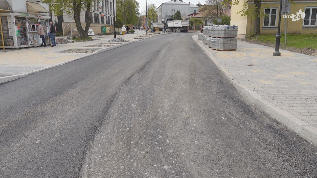 Asfalt pojawił się na remontowanych traktach w centrum Końskich [wideo, zdjęcia]