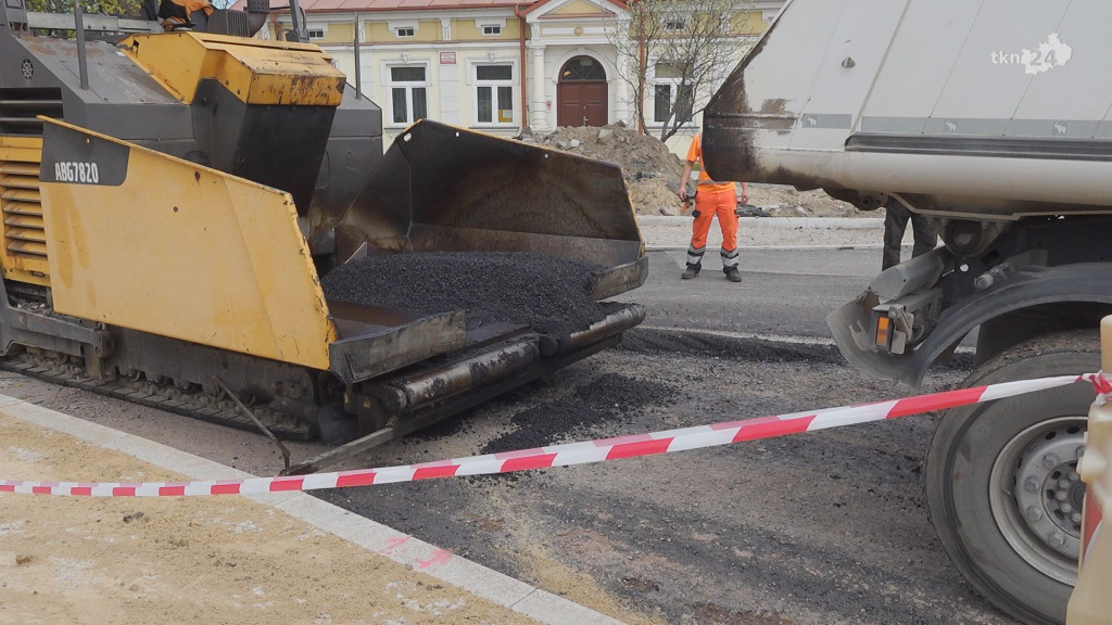 Asfalt pojawił się na remontowanych traktach w centrum Końskich [wideo, zdjęcia]