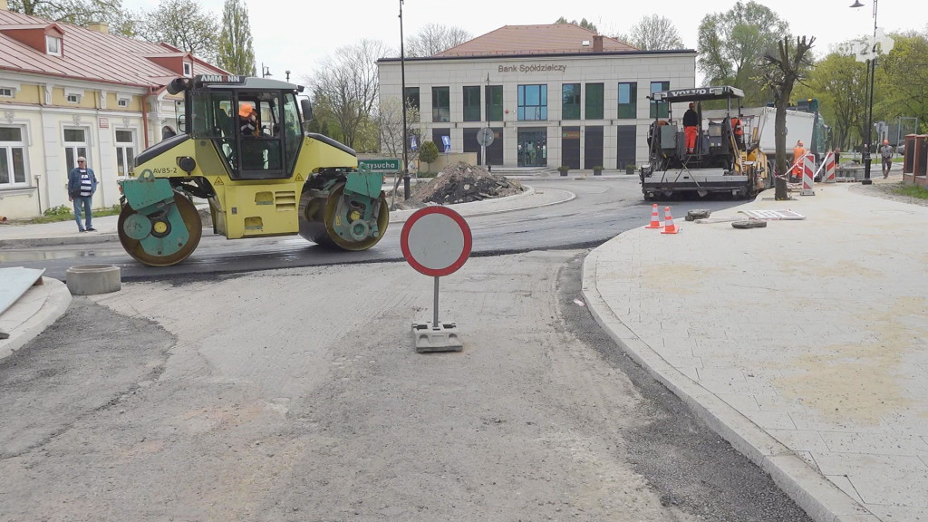 Asfalt pojawił się na remontowanych traktach w centrum Końskich [wideo, zdjęcia]