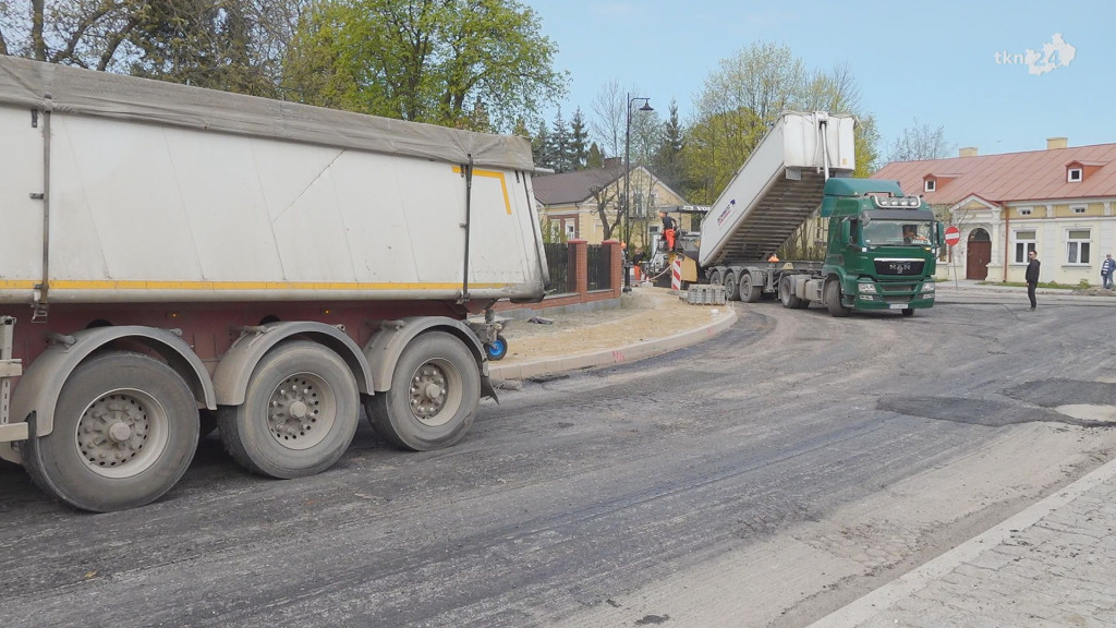 Asfalt pojawił się na remontowanych traktach w centrum Końskich [wideo, zdjęcia]