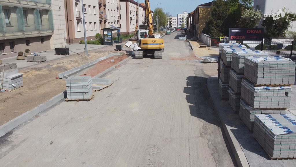 Asfalt pojawił się na remontowanych traktach w centrum Końskich [wideo, zdjęcia]