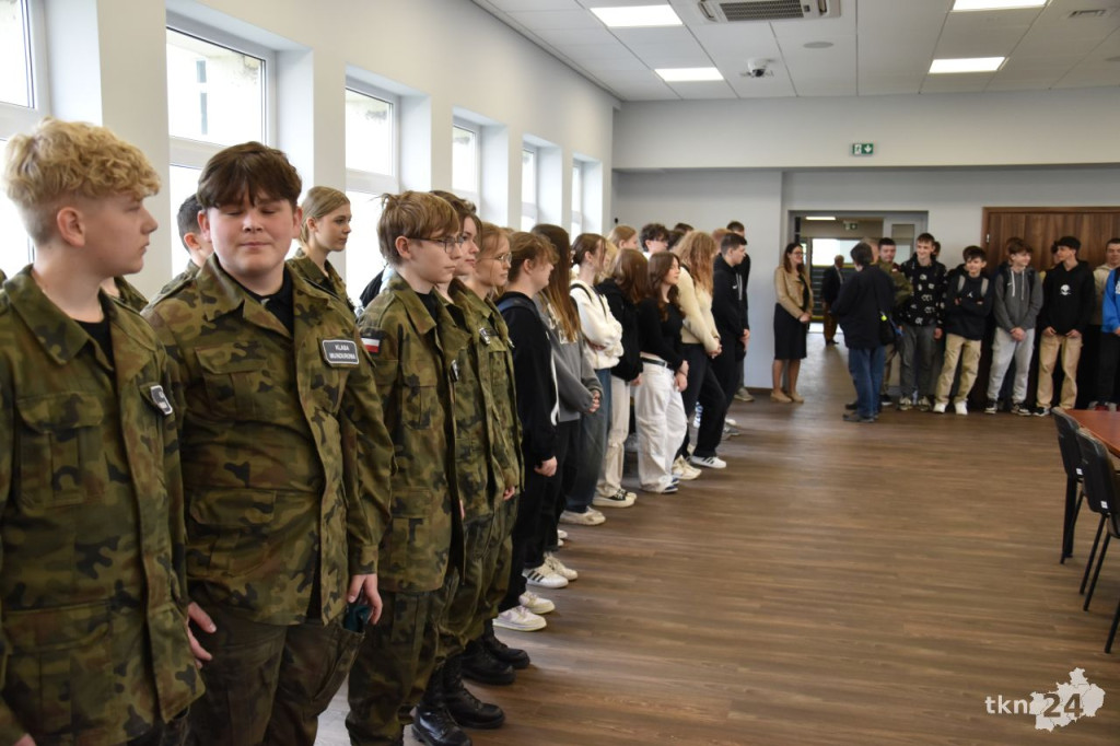 W koneckim starostwie otwarto wystawę poświęconą wojnie w Ukrainie [wideo, zdjęcia]