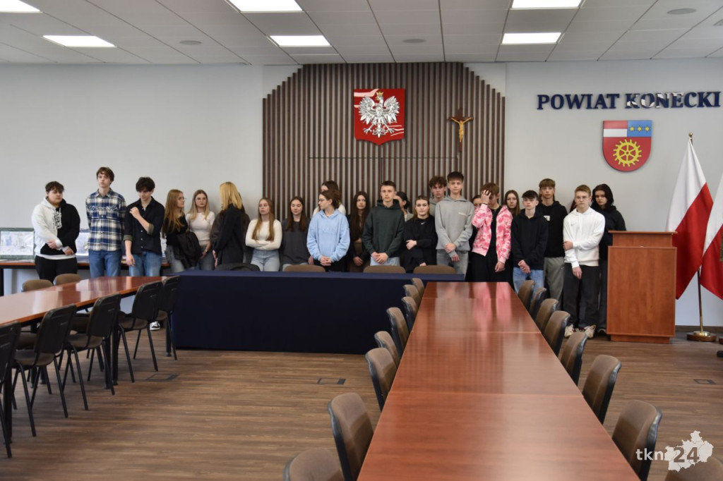 W koneckim starostwie otwarto wystawę poświęconą wojnie w Ukrainie [wideo, zdjęcia]