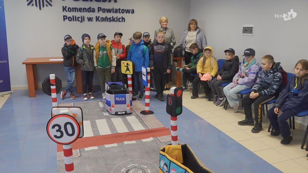 Wizyta dzieci z SP nr 2 w Stąporkowie w KPP Końskie [wideo, zdjęcia]