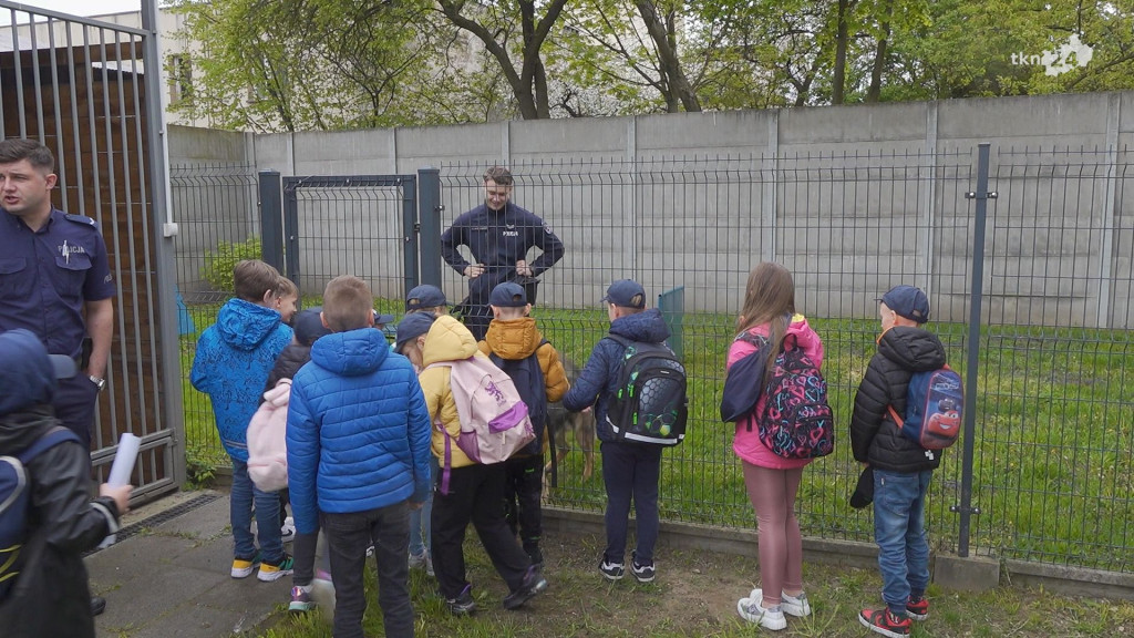 Wizyta dzieci z SP nr 2 w Stąporkowie w KPP Końskie [wideo, zdjęcia]