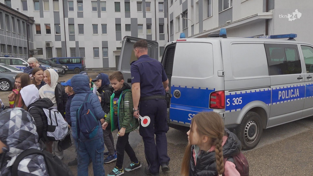 Wizyta dzieci z SP nr 2 w Stąporkowie w KPP Końskie [wideo, zdjęcia]