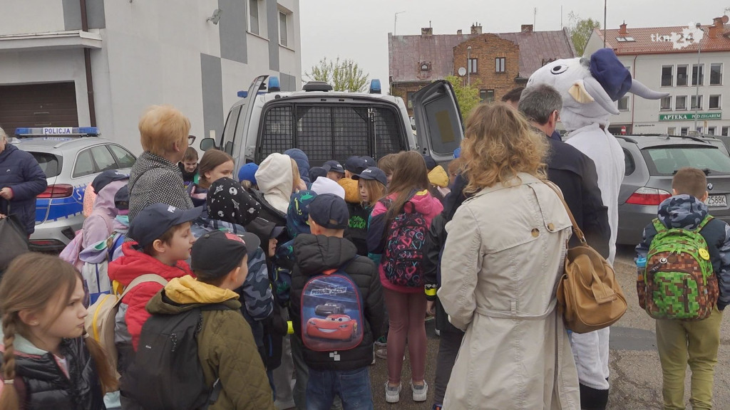 Wizyta dzieci z SP nr 2 w Stąporkowie w KPP Końskie [wideo, zdjęcia]