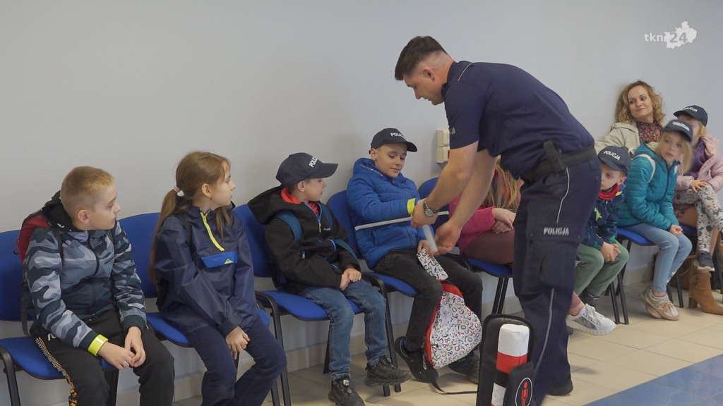 Wizyta dzieci z SP nr 2 w Stąporkowie w KPP Końskie [wideo, zdjęcia]