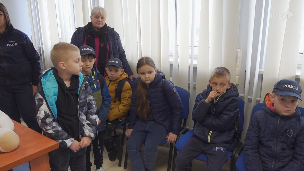 Wizyta dzieci z SP nr 2 w Stąporkowie w KPP Końskie [wideo, zdjęcia]