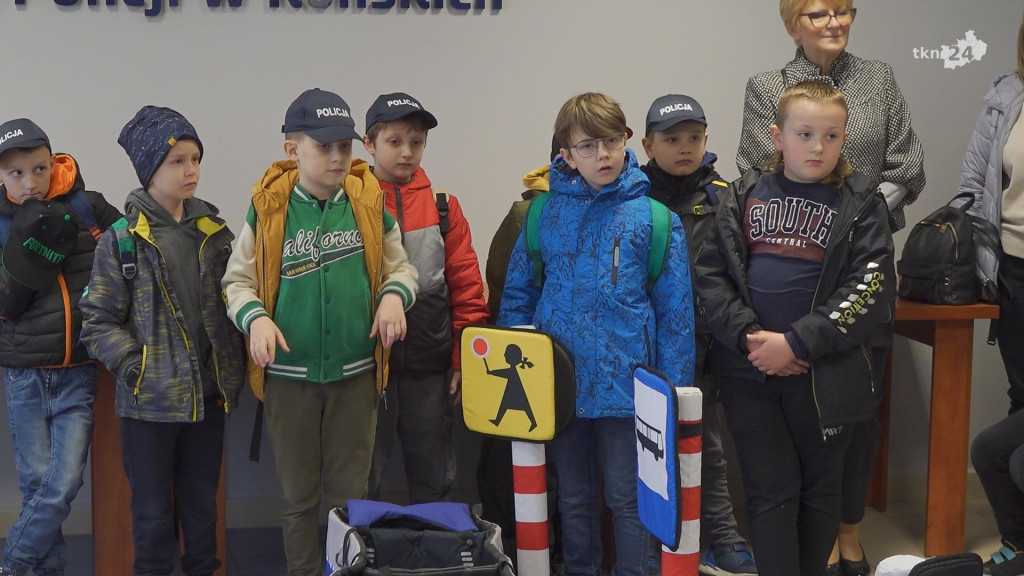 Wizyta dzieci z SP nr 2 w Stąporkowie w KPP Końskie [wideo, zdjęcia]