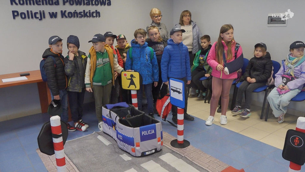 Wizyta dzieci z SP nr 2 w Stąporkowie w KPP Końskie [wideo, zdjęcia]