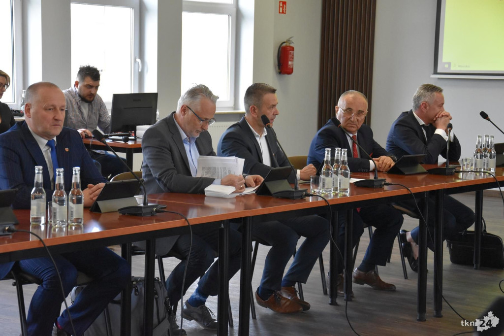 Ostatnia sesja w powiecie. Z uroczystym pożegnaniem i... o Collegium Humanum [wideo, zdjęcia]