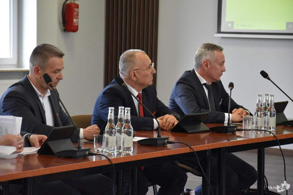 Ostatnia sesja w powiecie. Z uroczystym pożegnaniem i... o Collegium Humanum [wideo, zdjęcia]