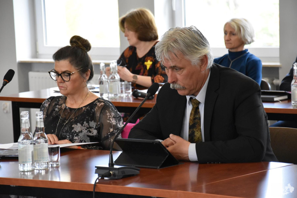 Ostatnia sesja w powiecie. Z uroczystym pożegnaniem i... o Collegium Humanum [wideo, zdjęcia]