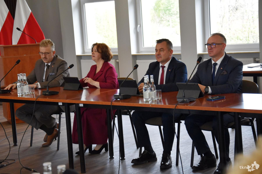 Ostatnia sesja w powiecie. Z uroczystym pożegnaniem i... o Collegium Humanum [wideo, zdjęcia]
