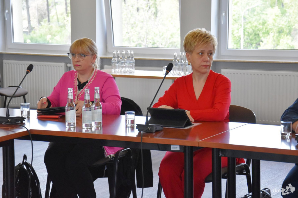 Ostatnia sesja w powiecie. Z uroczystym pożegnaniem i... o Collegium Humanum [wideo, zdjęcia]