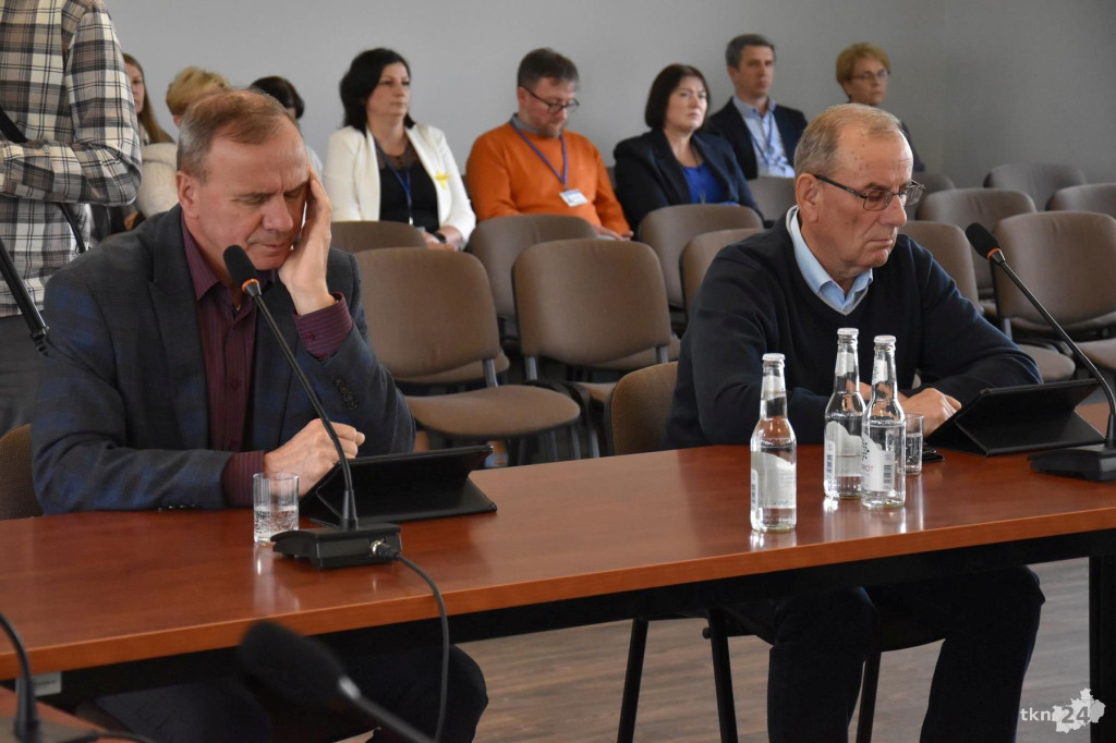 Ostatnia sesja w powiecie. Z uroczystym pożegnaniem i... o Collegium Humanum [wideo, zdjęcia]