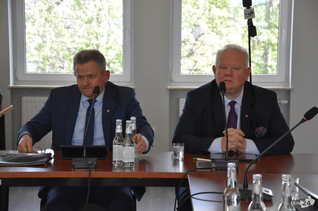 Ostatnia sesja w powiecie. Z uroczystym pożegnaniem i... o Collegium Humanum [wideo, zdjęcia]