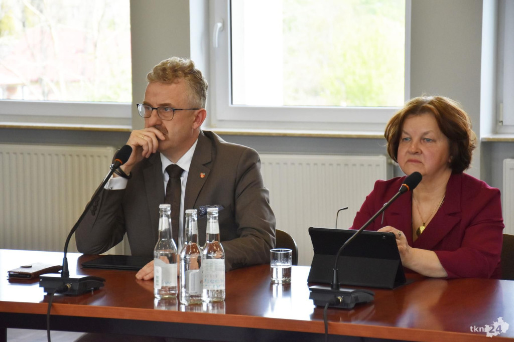 Ostatnia sesja w powiecie. Z uroczystym pożegnaniem i... o Collegium Humanum [wideo, zdjęcia]