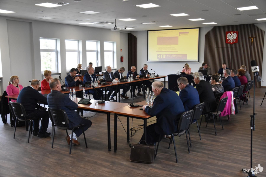 Ostatnia sesja w powiecie. Z uroczystym pożegnaniem i... o Collegium Humanum [wideo, zdjęcia]