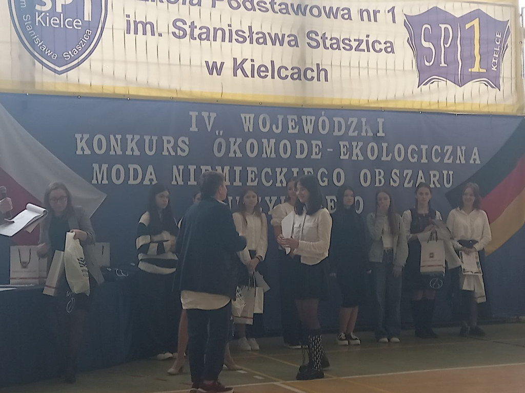 Uczennice z Gowarczowa z sukcesem w wojewódzkim konkursie języka niemieckiego [zdjęcia]