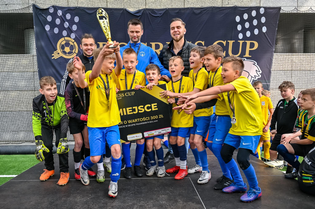 Dwa zespoły AP Champions grały w Kleszczowie. Starsi z sukcesami [zdjęcia]