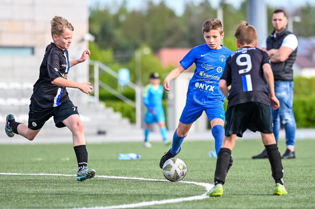 Dwa zespoły AP Champions grały w Kleszczowie. Starsi z sukcesami [zdjęcia]