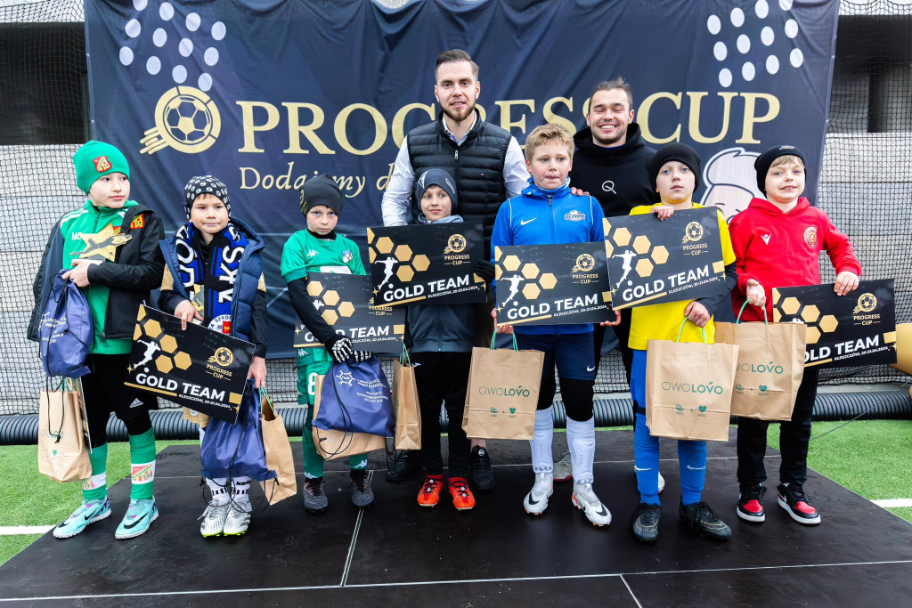 Dwa zespoły AP Champions grały w Kleszczowie. Starsi z sukcesami [zdjęcia]